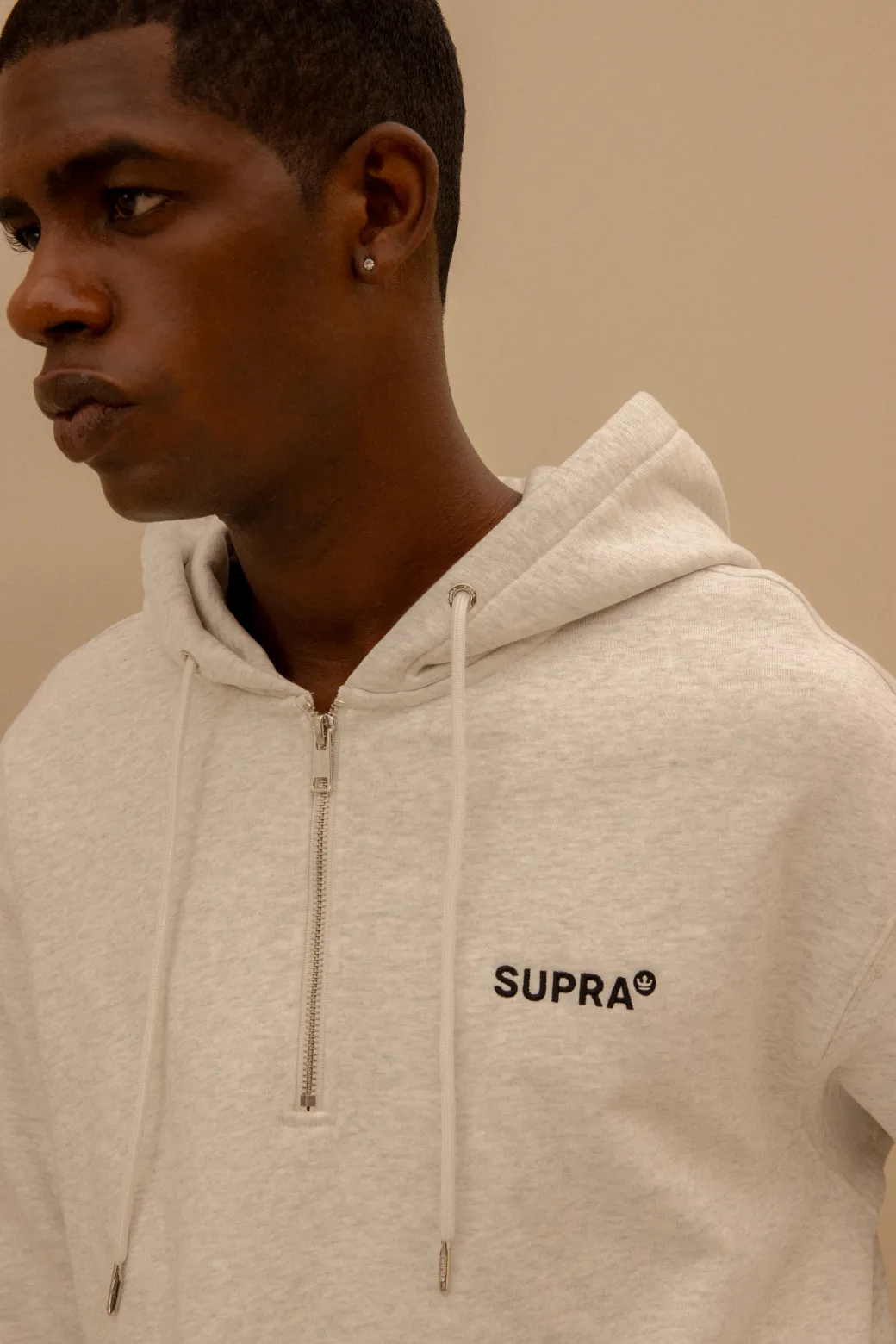 ESSENTIAL BASIC SMALL LOGO OVER FIT HALF ZIP HOODIE
