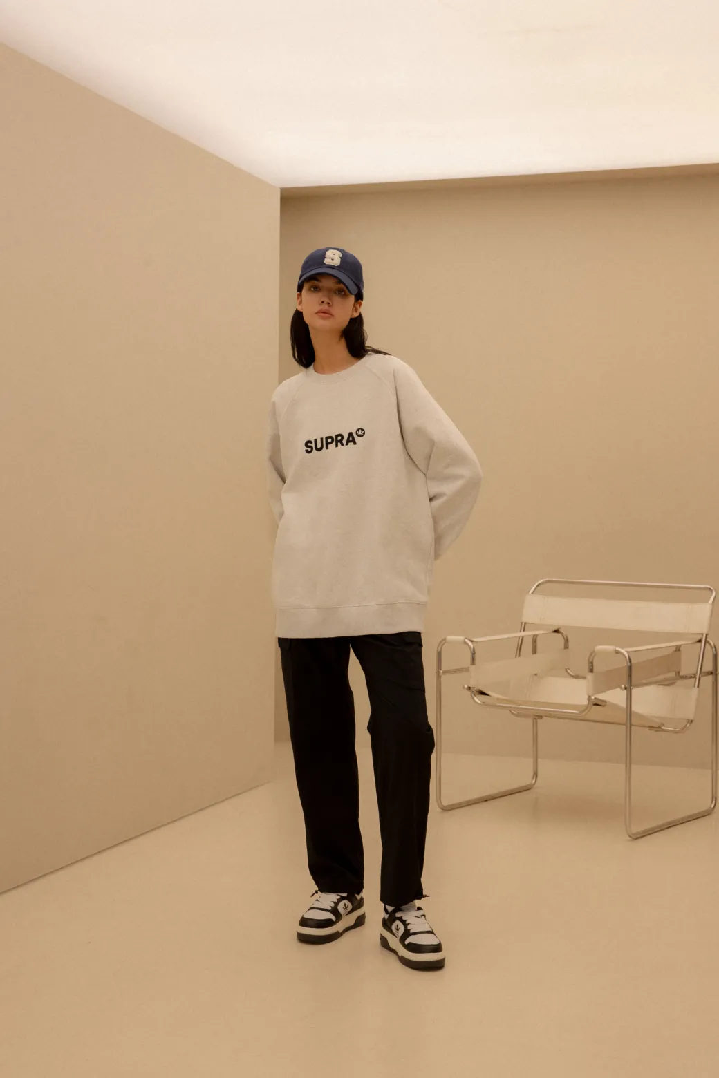 ESSENTIAL BASIC SMALL LOGO RAGLAN OVER FIT SWEATSHIRT