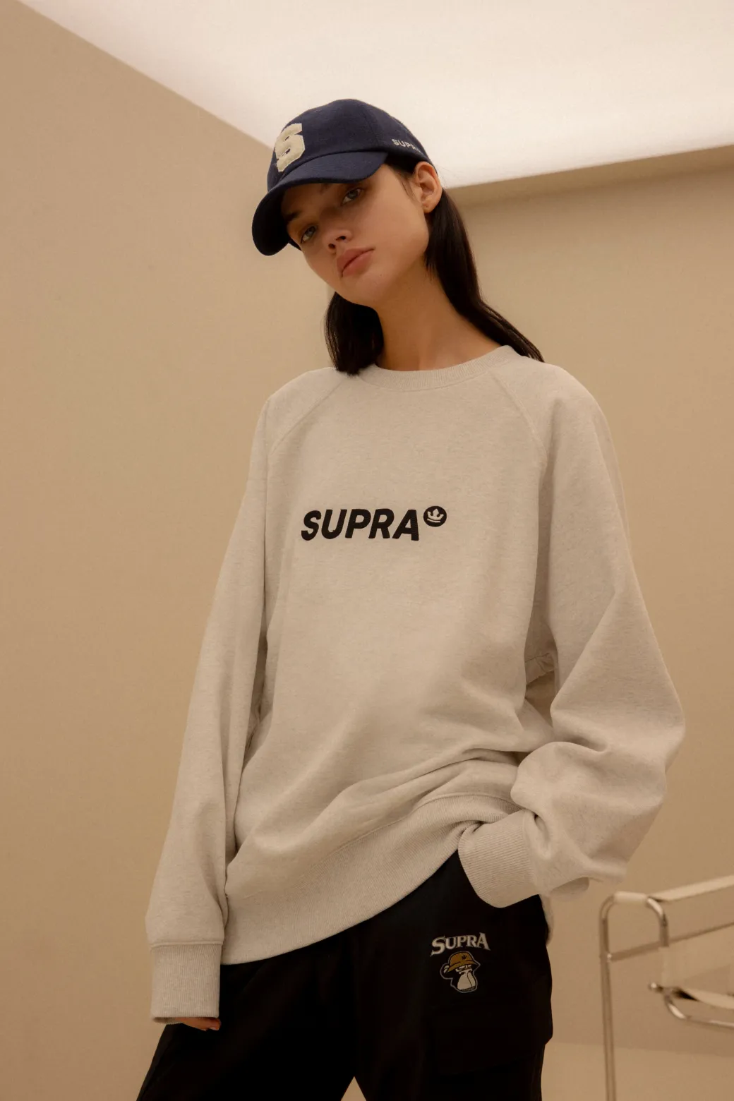 ESSENTIAL BASIC SMALL LOGO RAGLAN OVER FIT SWEATSHIRT