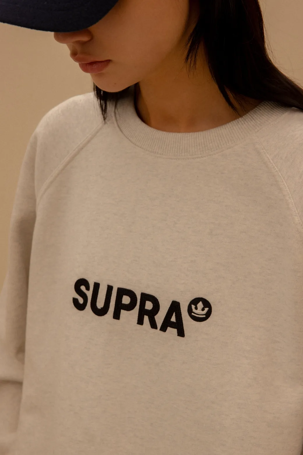 ESSENTIAL BASIC SMALL LOGO RAGLAN OVER FIT SWEATSHIRT