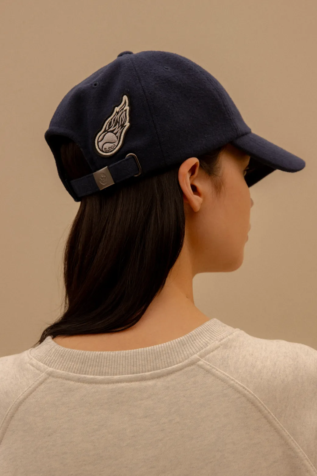 ESSENTIAL BASIC SMALL LOGO RAGLAN OVER FIT SWEATSHIRT