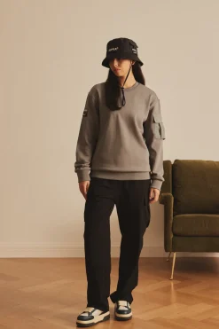 OUTDOOR WOVEN PATCH OVER FIT SWEATSHIRT