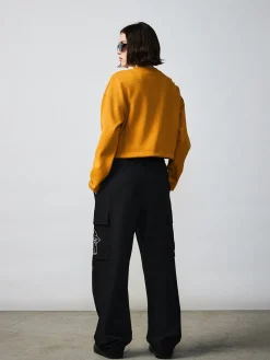VARSITY WOMEN ARCH LOGO CROP SWEATSHIRTS